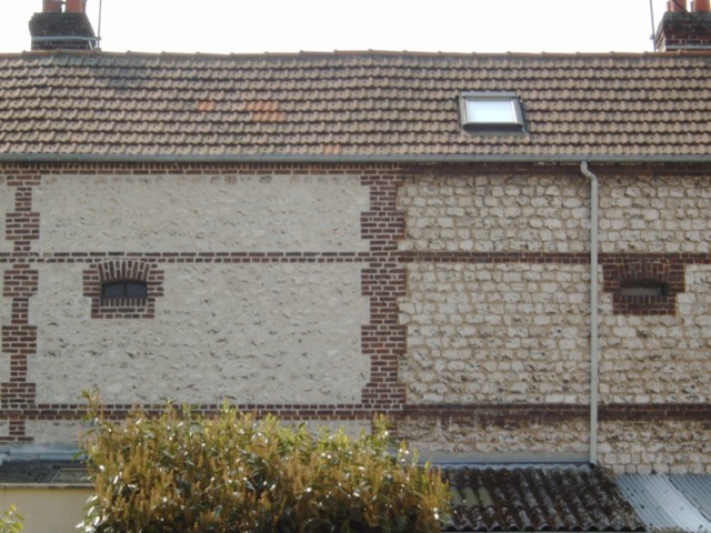 La facade restauré contraste avec celle du voisin