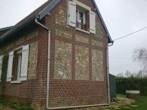 Pignon nord d'une maison brique silex pres de rouen